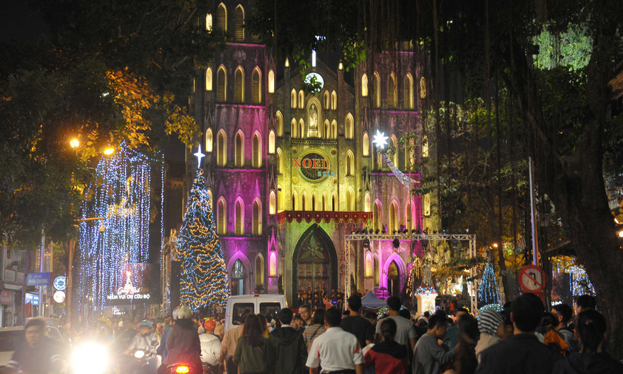 Giới trẻ Hà thành rạng rỡ tạo dáng đón Noel sớm