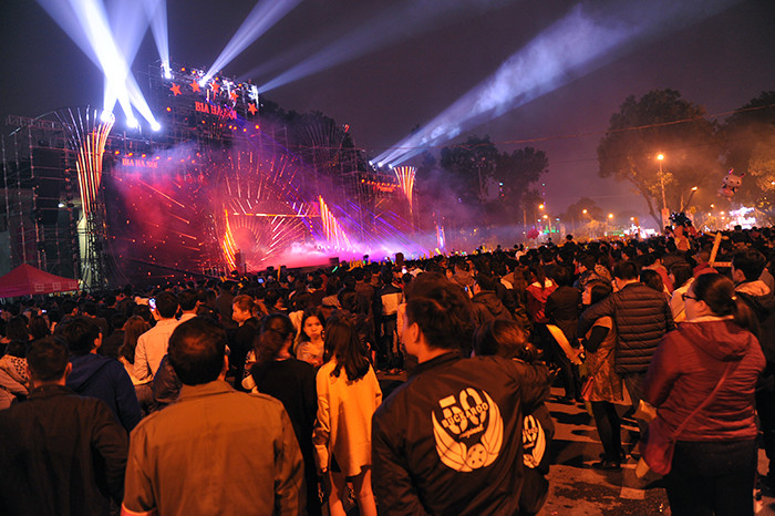 Người Hà Nội rộn ràng xuống phố đón năm mới