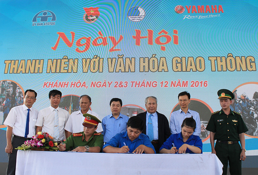 Đại diện các đơn vị huyện, thị, thành đoàn và đoàn trực thuộc ký kết bảo đảm trật tự an toàn giao thông