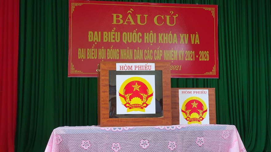 Hòm phiếu chính tại nơi bầu cử và hòm phiếu phụ để mang tới nhà cử tri đang bị cách ly đã được chuẩn bị.