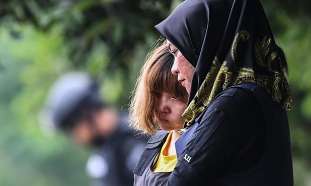 Chị Đoàn Thị Hương bị cảnh sát dẫn giải tại tòa.