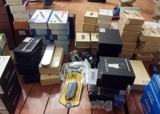 Thiết bị gian lận thi cử bị cảnh sát tịch thu trong một vụ án.