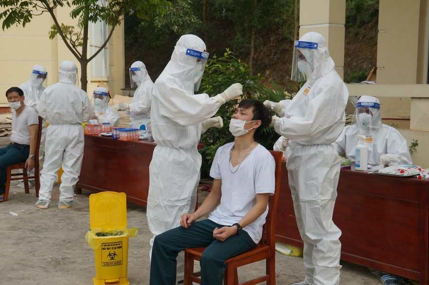 Lấy mẫu xét nghiệm trong bệnh viện dã chiến ở Bắc Giang.