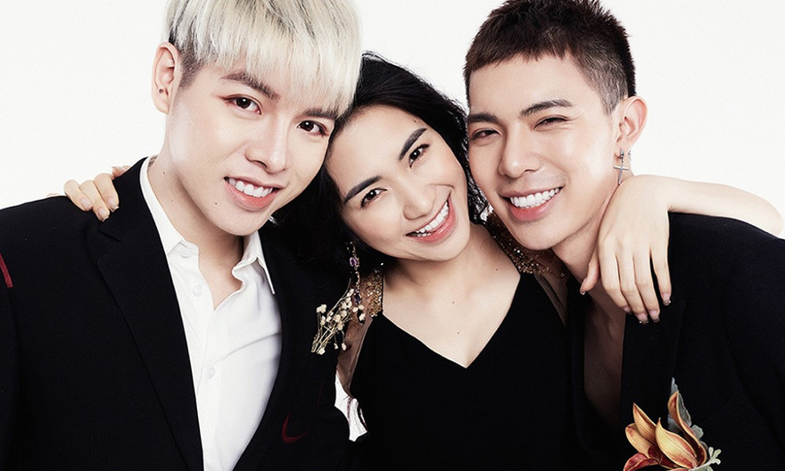 Đức Phúc, Erik và Hòa Minzy vốn được biết đến là bộ ba thân thiết với tên gọi "gia đình hoa dâm bụt". Cả ba xuyên đăng tải những đoạn clip hậu trường vui nhộn khiến người hâm mộ thích thú