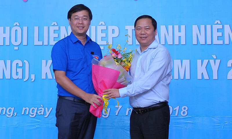 Anh Nguyễn Phi Long chúc mừng, tặng hoa anh Lê Quốc Phong giữ chức Chủ tịch T.Ư Hội LHTN Việt Nam khoá VII. Ảnh: Xuân Tùng