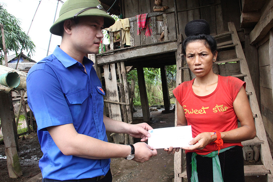 Anh Nguyễn Kim Quy, Ủy viên BCH, Phó trưởng Ban ĐKTHTN Trung ương Đoàn, Phó Chủ tịch Trung ương Hội LHTN Việt Nam tặng quà cho bà con bị thiệt hại do lũ lụt