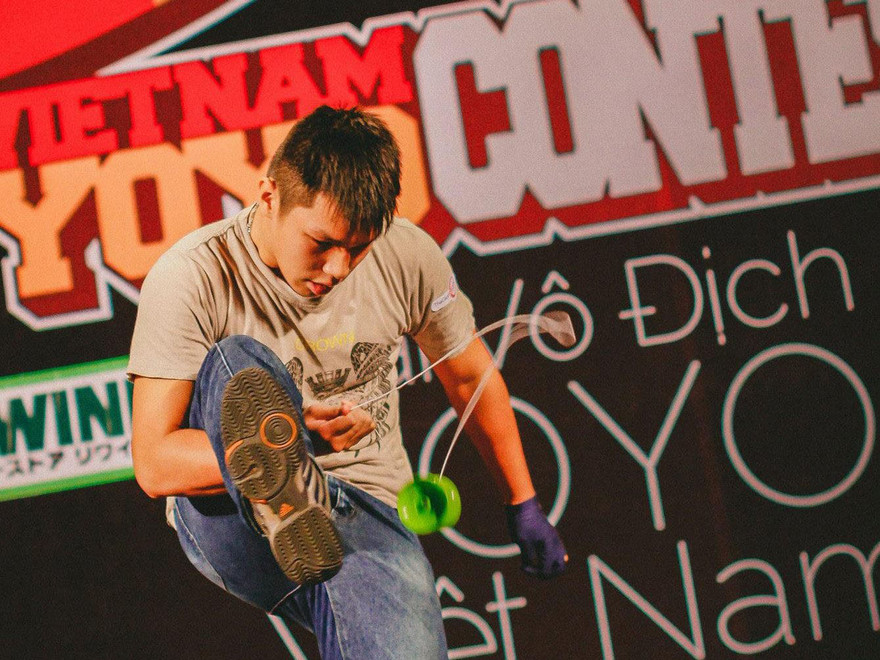 Soái ca 9X đa tài sáng tạo Hand Balancing Solo Act