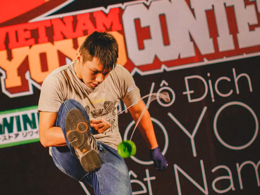 Soái ca 9X đa tài sáng tạo Hand Balancing Solo Act