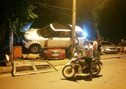 Chiếc Range Rover nằm trên nóc ô tô khác đang đỗ. Ảnh otofun