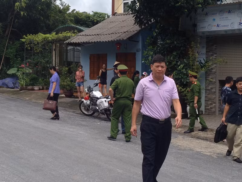 Các lực lượng công an, kiểm sát tiến hành khám nhà ông Vũ Trọng Lương.