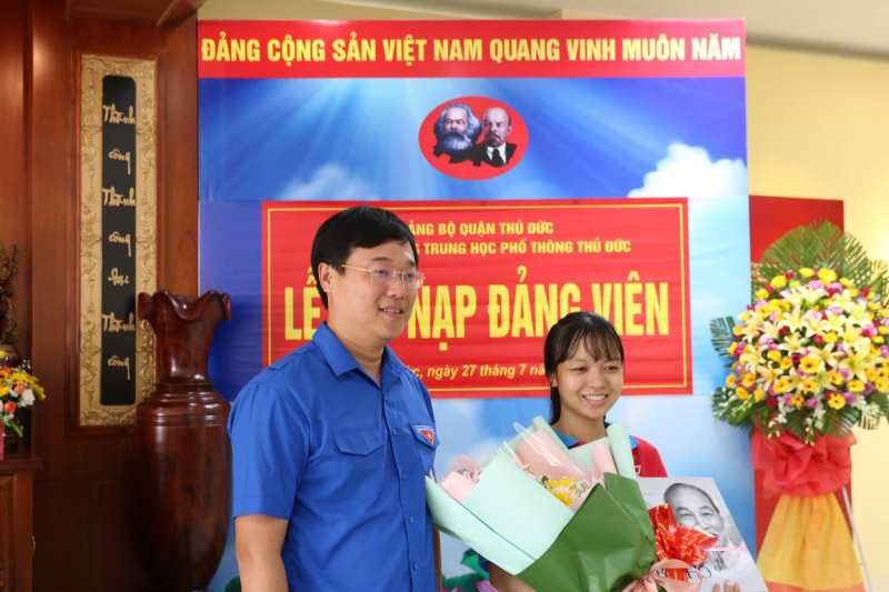 Bí thư thứ nhất T.Ư Đoàn Lê Quốc Phong chúc mừng đảng viên mới Trần Thị Thanh Vân tại TPHCM ngày 27/7