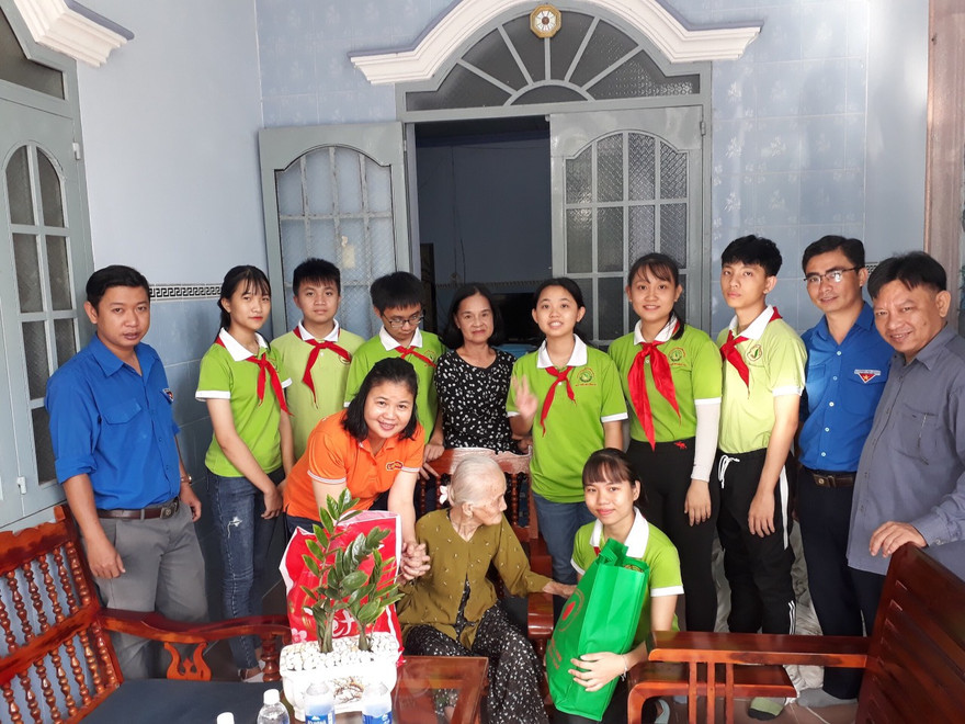 Bibica tặng 10 nghìn phần quà gia đình thương binh liệt sĩ, cựu chiến binh