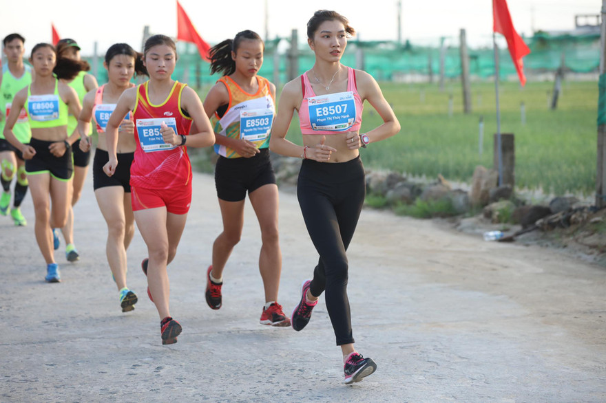 Rộn ràng bước chạy đánh thức bình minh trên đảo Lý Sơn