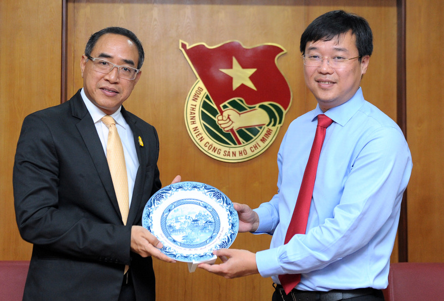 Bí thư thứ nhất T.Ư Đoàn Lê Quốc Phong tặng quà Đại sứ Tanee Sangrat.