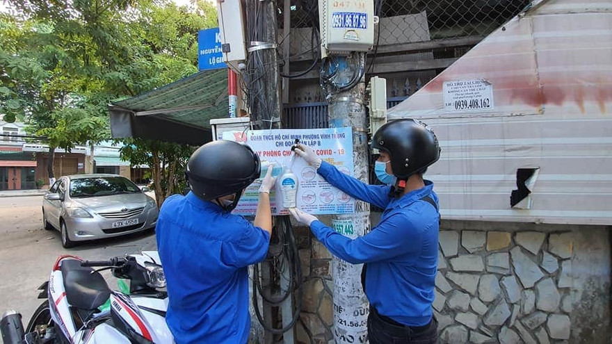 Các tình nguyện viên gắn trạm rửa tay di động. Ảnh: Thành Đoàn Đà Nẵng