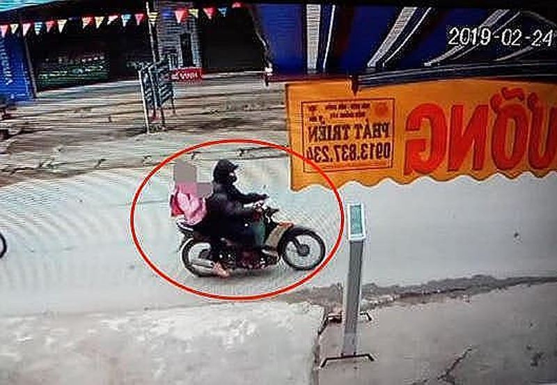 Hình ảnh đối tượng Trình chở cháu bé ra vườn chuối.