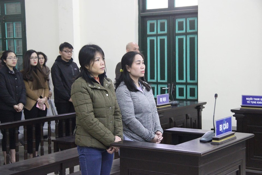Từ bìa trái qua, các bị cáo Nguyễn Thị Vững, Nguyễn Thị Vân.