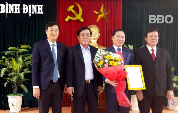 Các đồng chí lãnh đạo chụp ảnh lưu niệm tại buổi trao quyết định