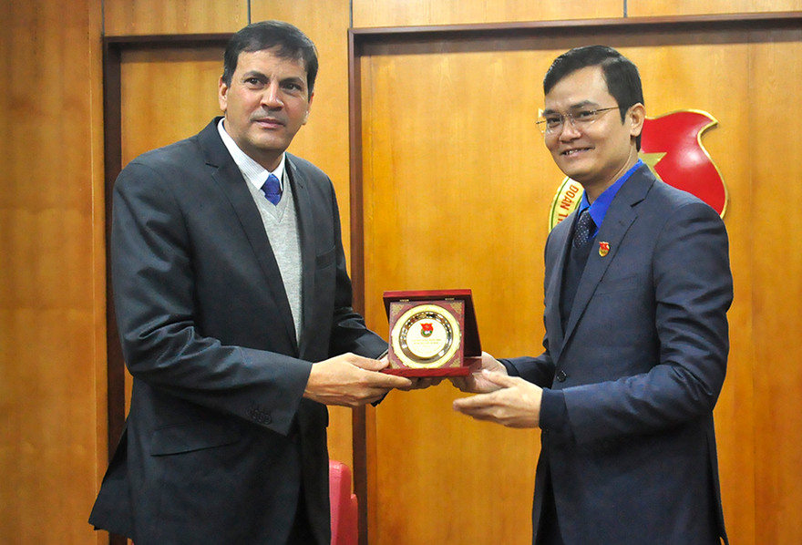 Bí thư T.Ư Đoàn TNCS Hồ Chí Minh Bùi Quang Huy (bên phải) trao quà cho đồng chí Hoan Các-lốt Ma-xăng A-ghi-lê-ra, Phó trưởng Ban Đối ngoại Trung ương, Trưởng đoàn đại biểu Đảng Cộng sản Cuba