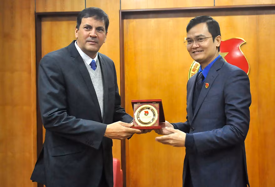 Bí thư T.Ư Đoàn TNCS Hồ Chí Minh Bùi Quang Huy (bên phải) trao quà cho đồng chí Hoan Các-lốt Ma-xăng A-ghi-lê-ra, Phó trưởng Ban Đối ngoại Trung ương, Trưởng đoàn đại biểu Đảng Cộng sản Cuba