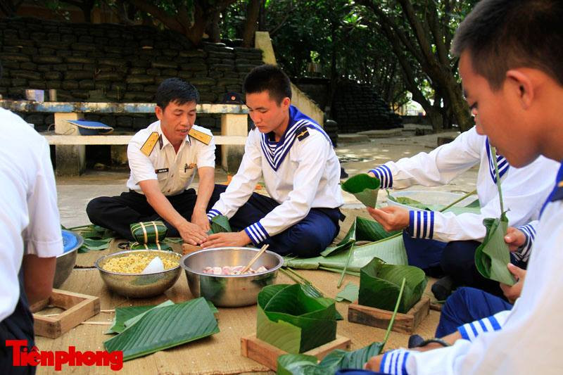 Gói bánh chưng, ăn Tết sớm ở Trường Sa