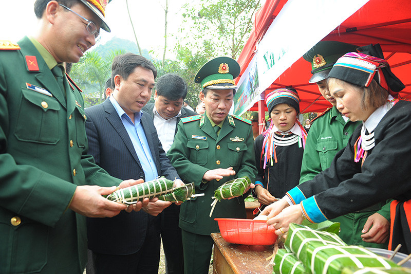 Thiếu tướng Đỗ Danh Vượng – Bí thư Đảng uỷ, Chính ủy BĐBP, Phó Bí thư tỉnh uỷ Hà Giang Nguyễn Mạnh Dũng, Trưởng ban Thanh niên Quân đội Đinh Quốc Hùng tham quan các gian hàng thi gói bánh chưng trong ngày hội