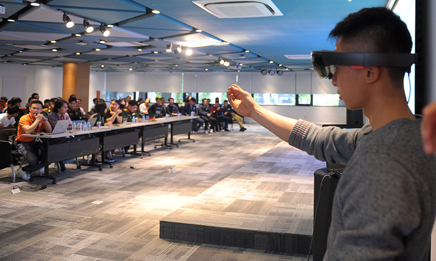 Sinh viên trải nghiệm công nghệ xe tự hành