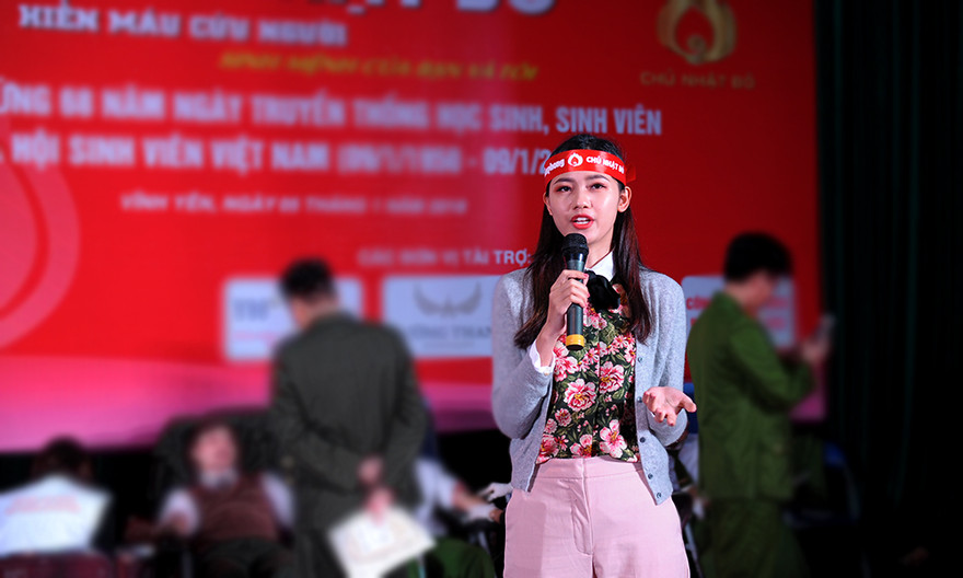 Á hậu Thanh Tú rạng rỡ trong ngày hội hiến máu Chủ nhật Đỏ 