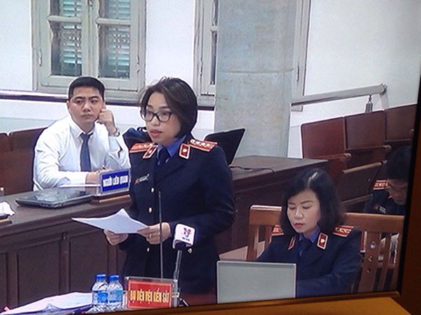 Đại diện VKSND TP Hà Nội tham gia đối đáp.