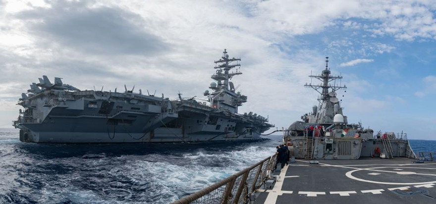 Tàu khu trục tên lửa dẫn đường USS Barry tiến hành tập trận trên biển với USS Ronald Reagan vào cuối tháng 5