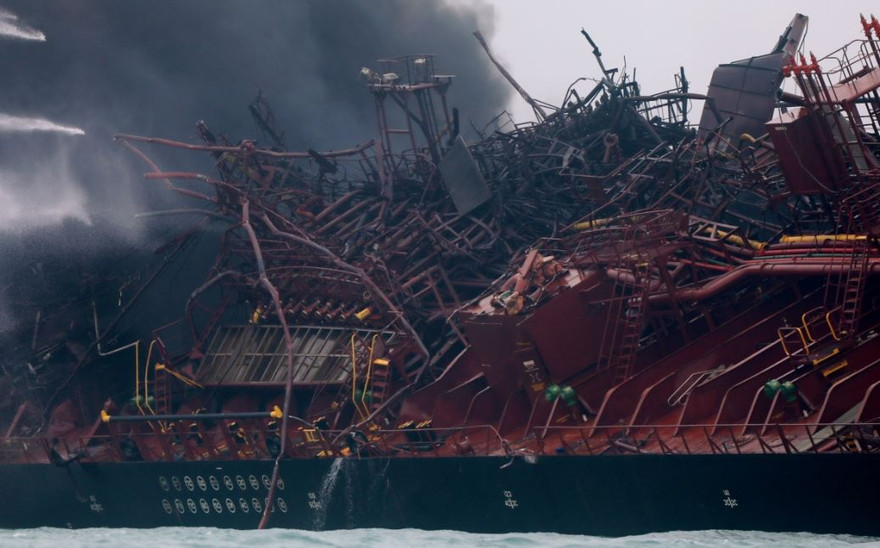 Lính cứu hỏa Hong Kong lên tàu Việt Nam tìm thủy thủ mất tích