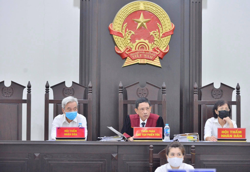 Hội đồng xét xử đã quyết định hoãn phiên tòa.