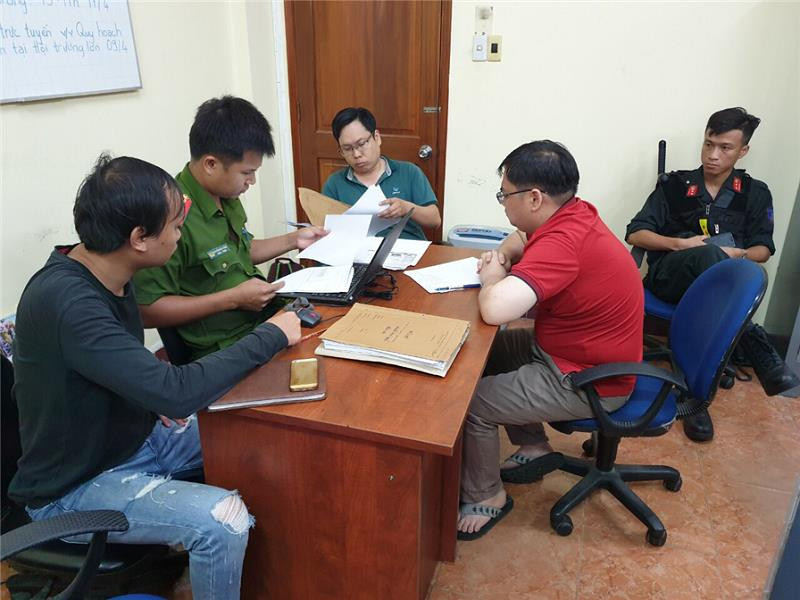 Công an làm việc với một số người trong đường dây cờ bạc.