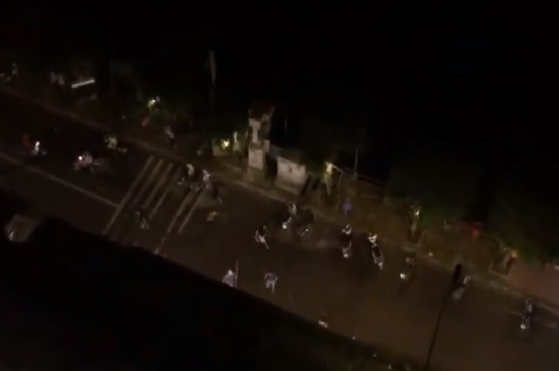 Hàng chục thanh niên hỗn chiến. Ảnh cắt từ Clip