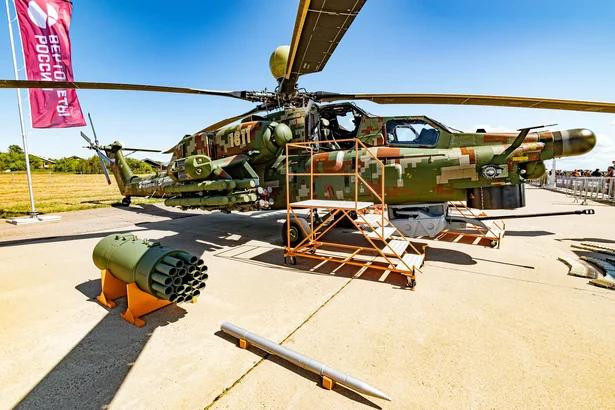 Xem 'Đại bàng vàng' M-28NE của không quân Nga thị uy sức mạnh