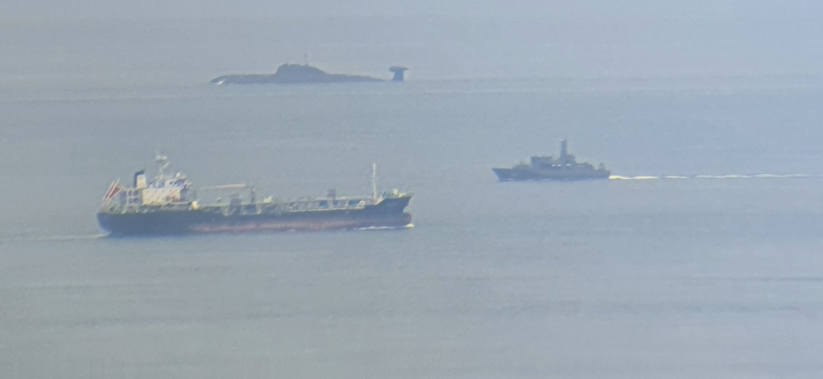 Tàu ngầm chạy bằng năng lượng hạt nhân INS Chakra II của Hải quân Ấn Độ ở eo biển Singapore, trên đường đến Vladivostok, Nga, vào tháng 6 năm 2021. (Twitter)