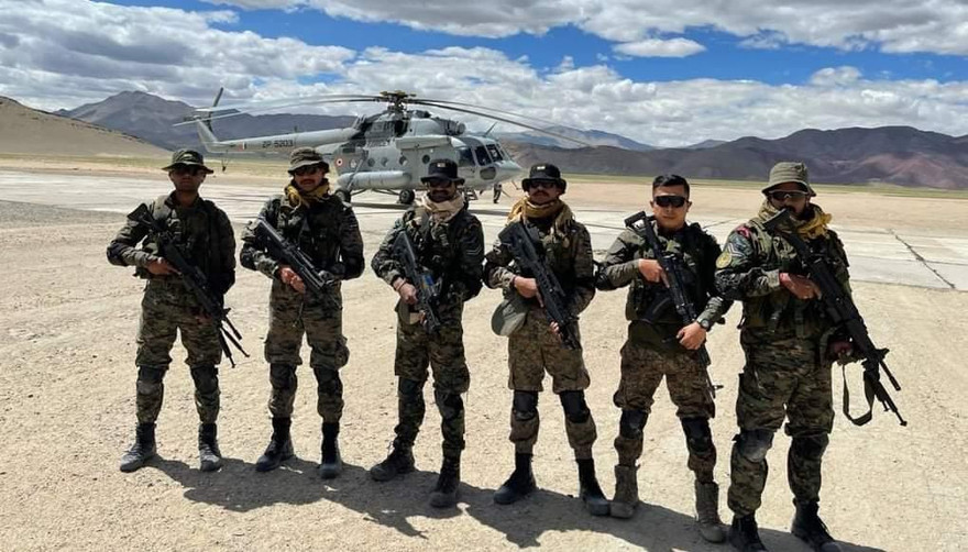 Lực lượng biệt kích Garud tại một vị trí tiền phương gần LAC. (qua Twitter)