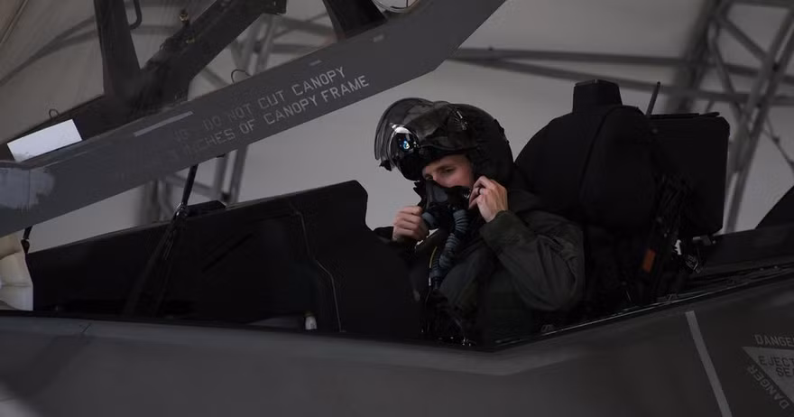 Một phi công F-35A Lightning II chuẩn bị cho chuyến bay tại Căn cứ Không quân Eglin, Florid vào ngày 30 tháng 7 năm 2020. (Lực lượng Không quân Mỹ)
