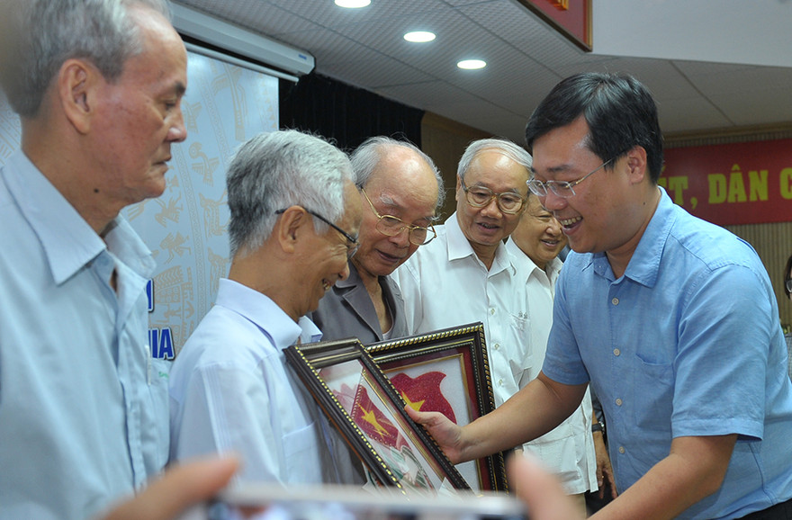 Bí thư thứ nhất T.Ư Đoàn Lê Quốc Phong tặng quà lưu niệm cho các cựu chuyên gia trong buổi gặp mặt
