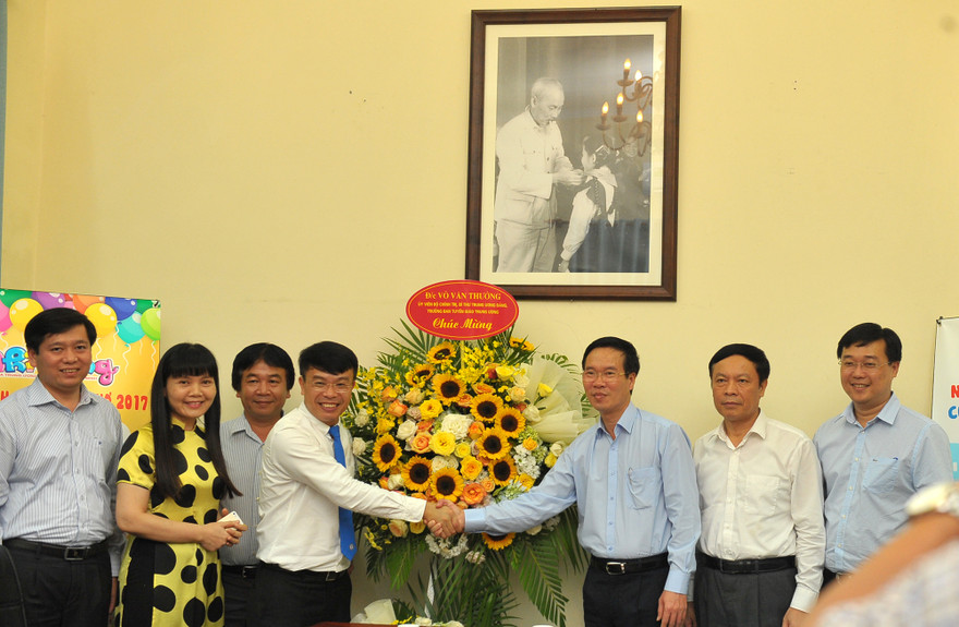 Trưởng ban Tuyên giáo T.Ư Võ Văn Thưởng chúc mừng và tặng hoa chúc mừng cán bộ, phóng viên, biên tập viên báo Nhi đồng nhân dịp 21/6