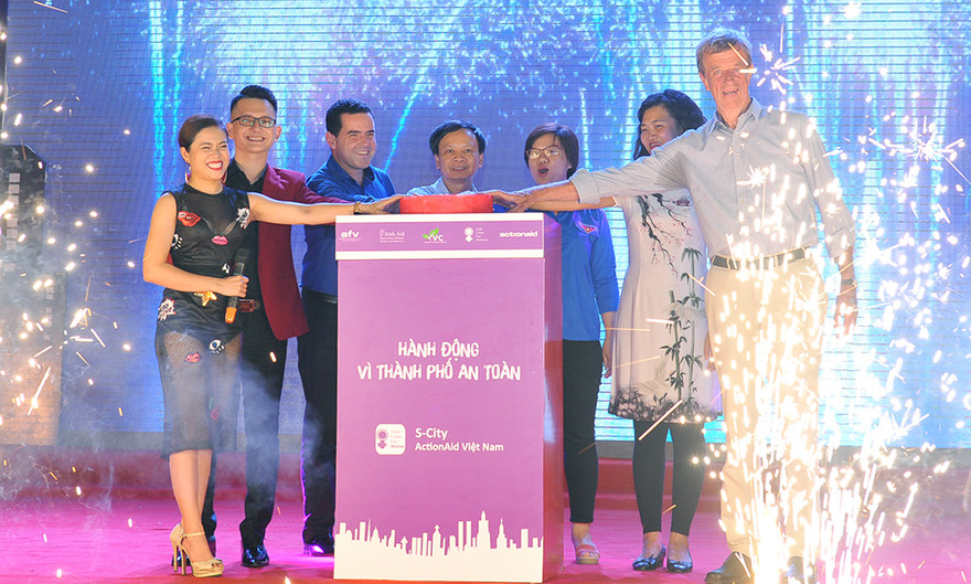 Các đại biểu ấn nút tượng trưng khởi động ứng dụng vì thành phố an toàn cho phụ nữ và trẻ em gái