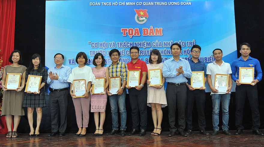 Bí thư T.Ư Đoàn Nguyễn Ngọc Lương và Tổng biên tập báo Tiền Phong Lê Xuân Sơn trao khen thưởng cho các phóng viên, biên tập viên trẻ tiêu biểu