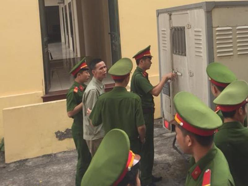 Hoàng Minh Tiến được dẫn giải tới tòa.