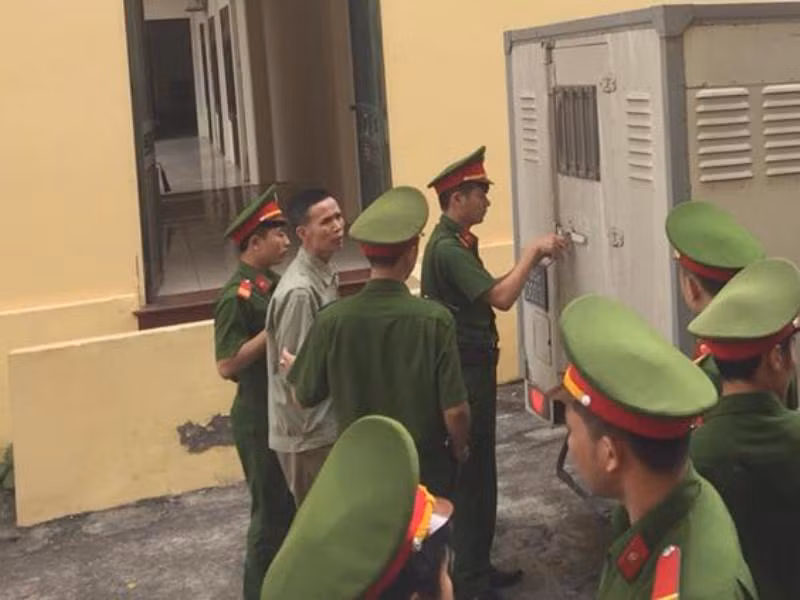 Hoàng Minh Tiến được dẫn giải tới tòa.