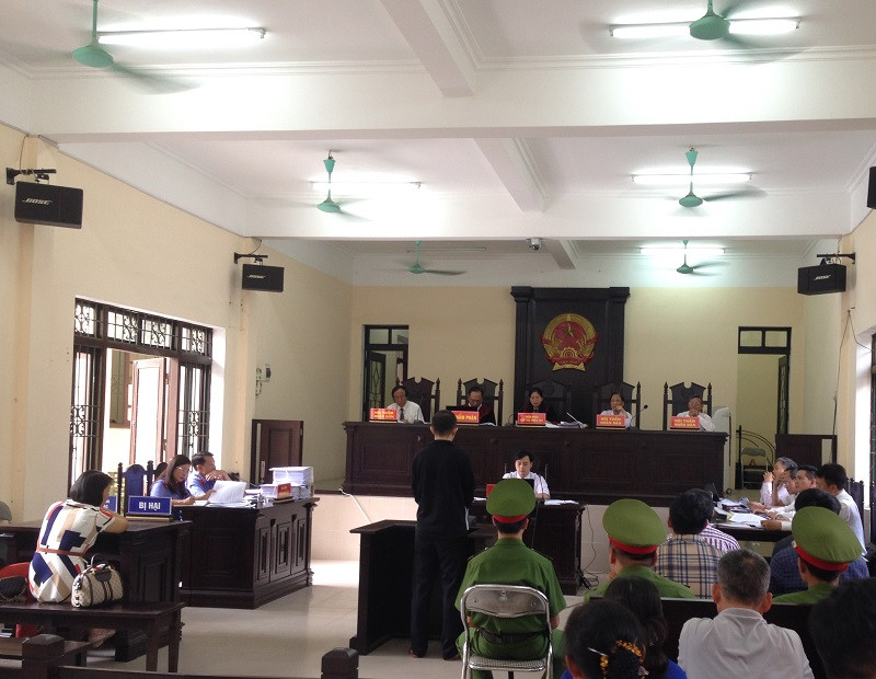 Quang cảnh phiên tòa sáng 5/11.