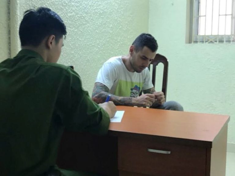 Doussy Jonathan tại cơ quan công an.