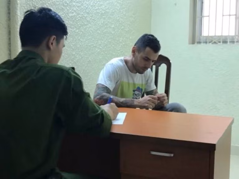 Doussy Jonathan tại cơ quan công an.