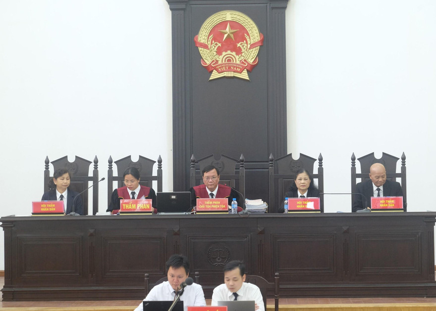 Hội đồng xét xử vụ án.