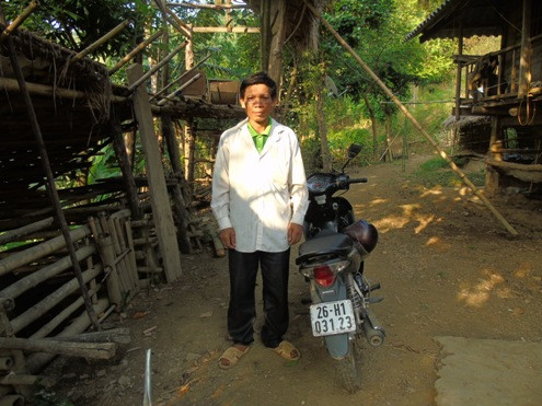 Anh Muôn đứng cạnh chiếc xe dùng để chở thi thể em gái.