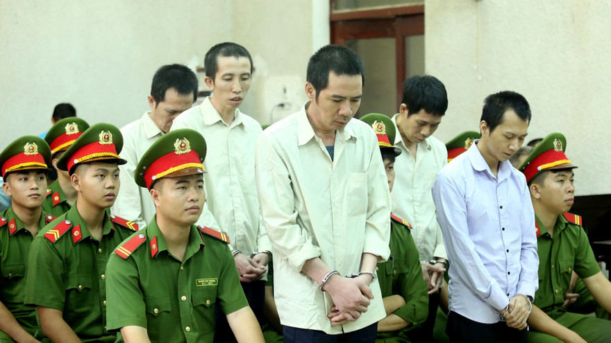 Các bị cáo nghe tòa tuyên án.